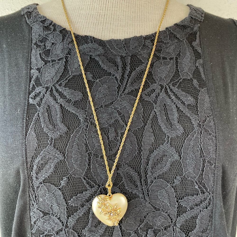 Avon Lustrous Heart Necklace